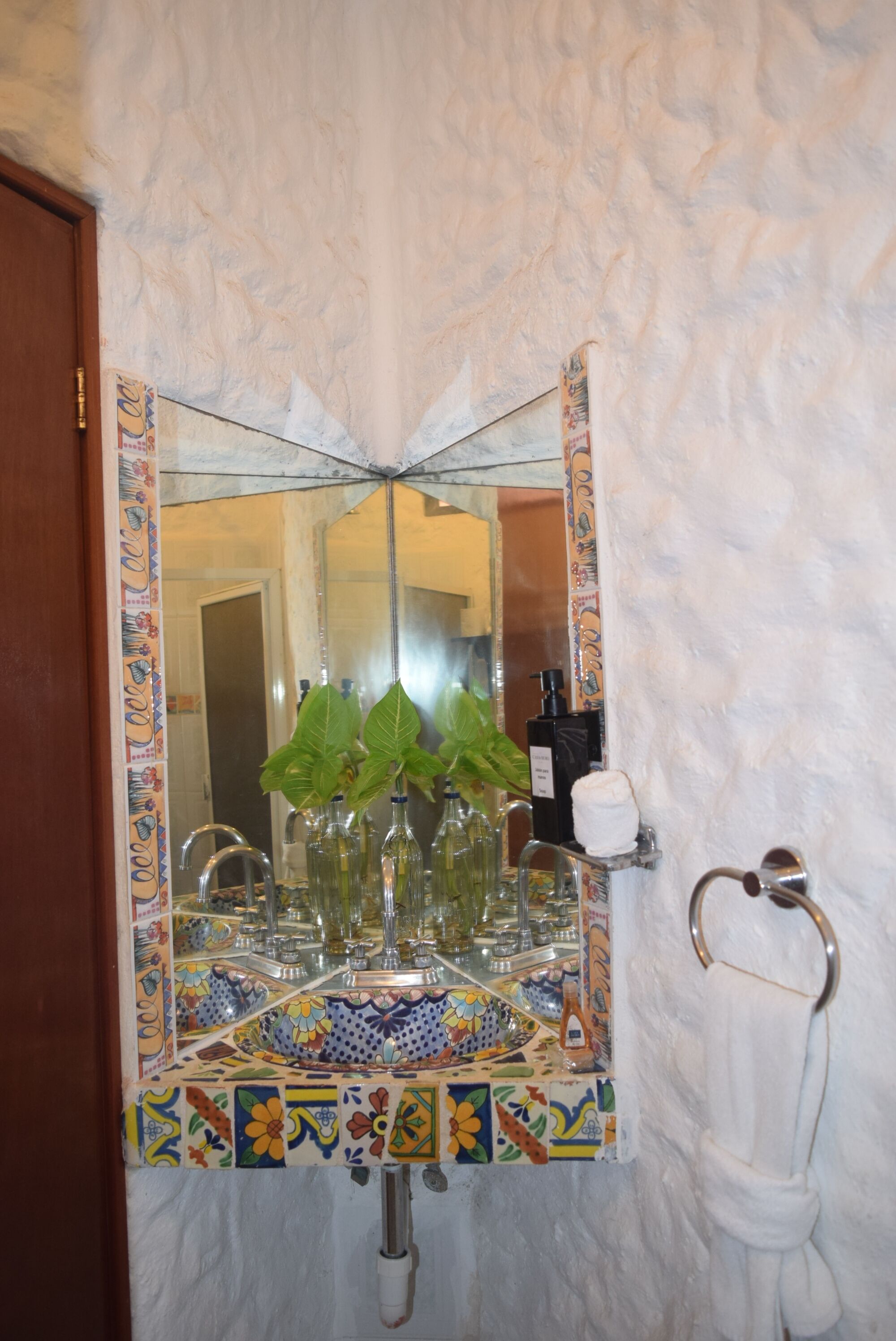 basic single room | bathroom sink