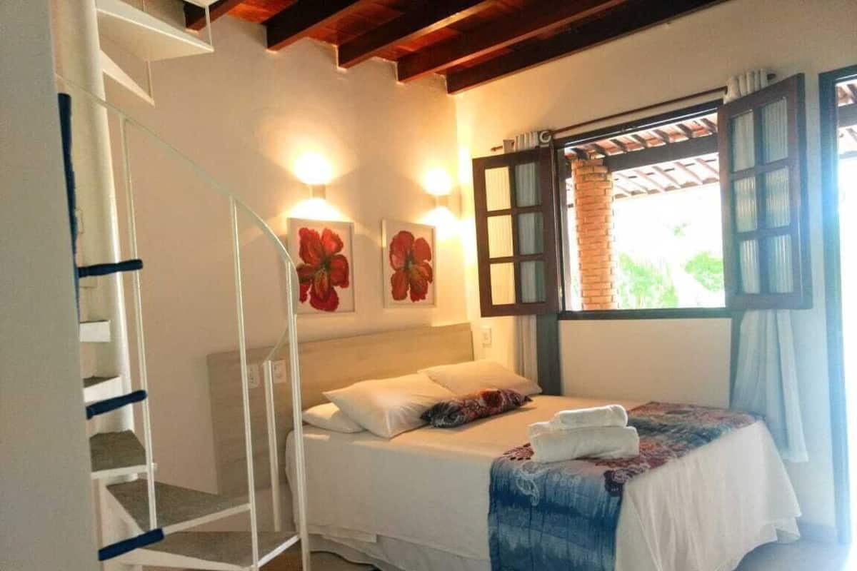 ميني بار وستائر تعتيم وتجهيزات عازلة للصوت ومكواة/لوح كي