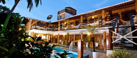 Vista frontal de la propiedad