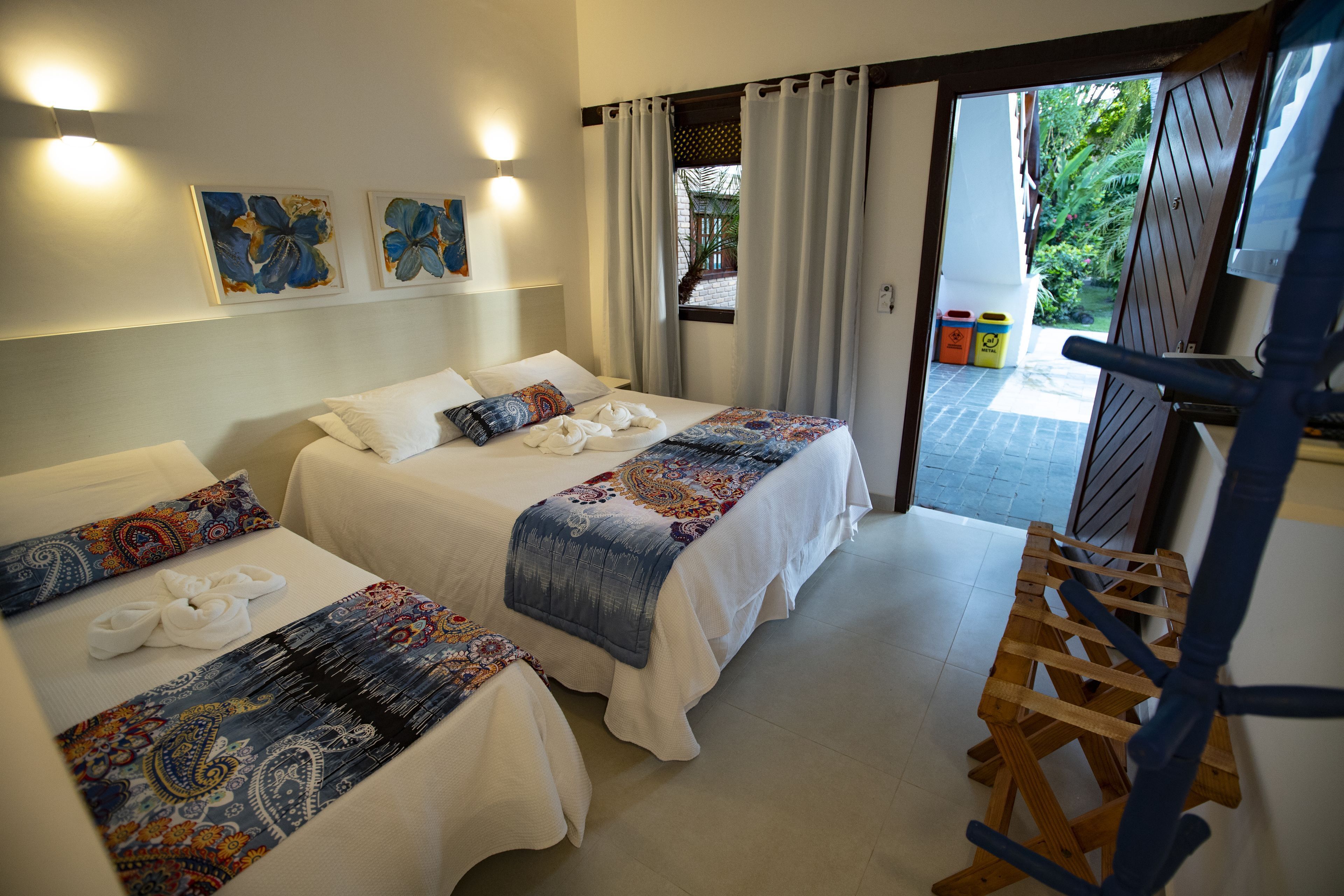 Minibar, cortinas opacas, sistema de insonorización