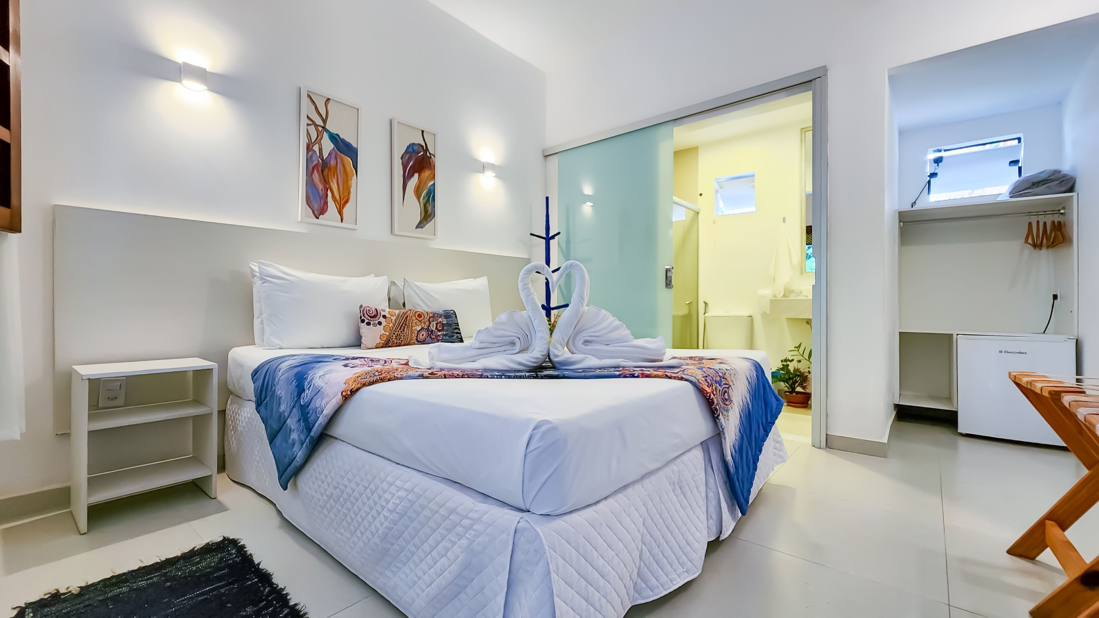 Minibar, cortinas opacas, sistema de insonorización