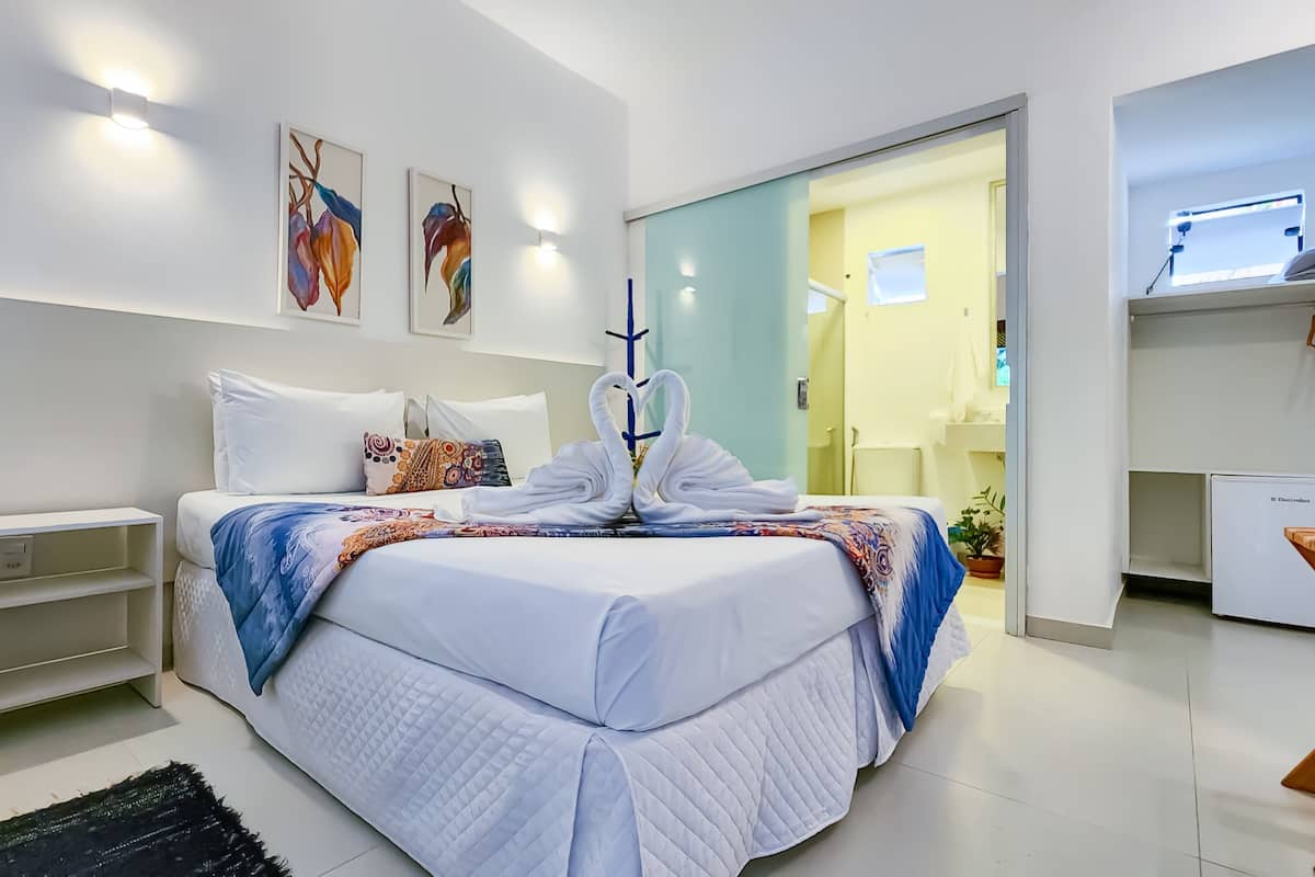 ميني بار وستائر تعتيم وتجهيزات عازلة للصوت ومكواة/لوح كي