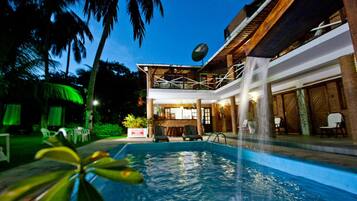 施設の正面 (日没後)