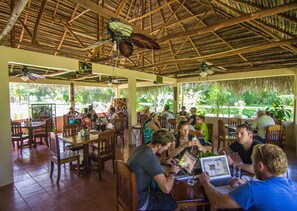 Petit-déjeuner, déjeuner et dîner servis sur place, vue sur le jardin