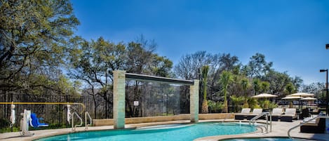 Piscine extérieure, cabanons gratuits, chaises longues