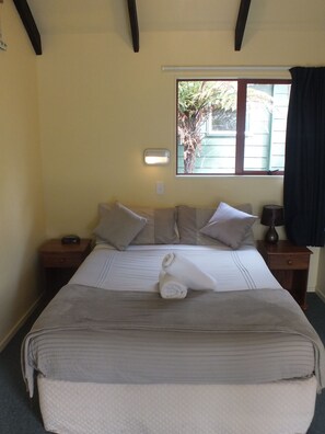 Tabla de planchar con plancha, wifi gratis y ropa de cama 