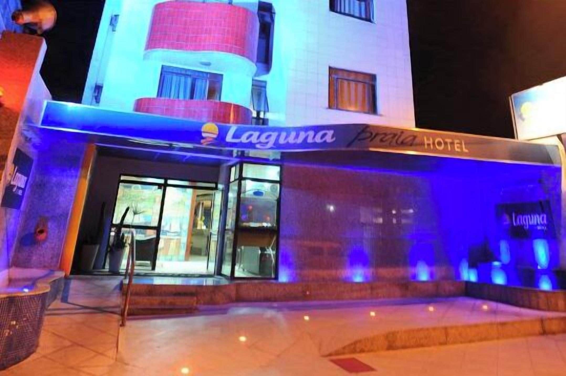 Fachada da propriedade à noite