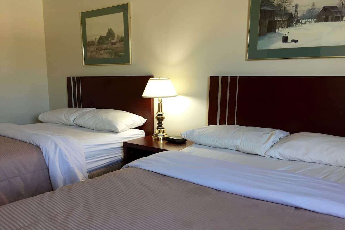 Habitación estándar, 2 camas matrimoniales (Non-Smoking) | Escritorio y espacio para trabajar con laptop