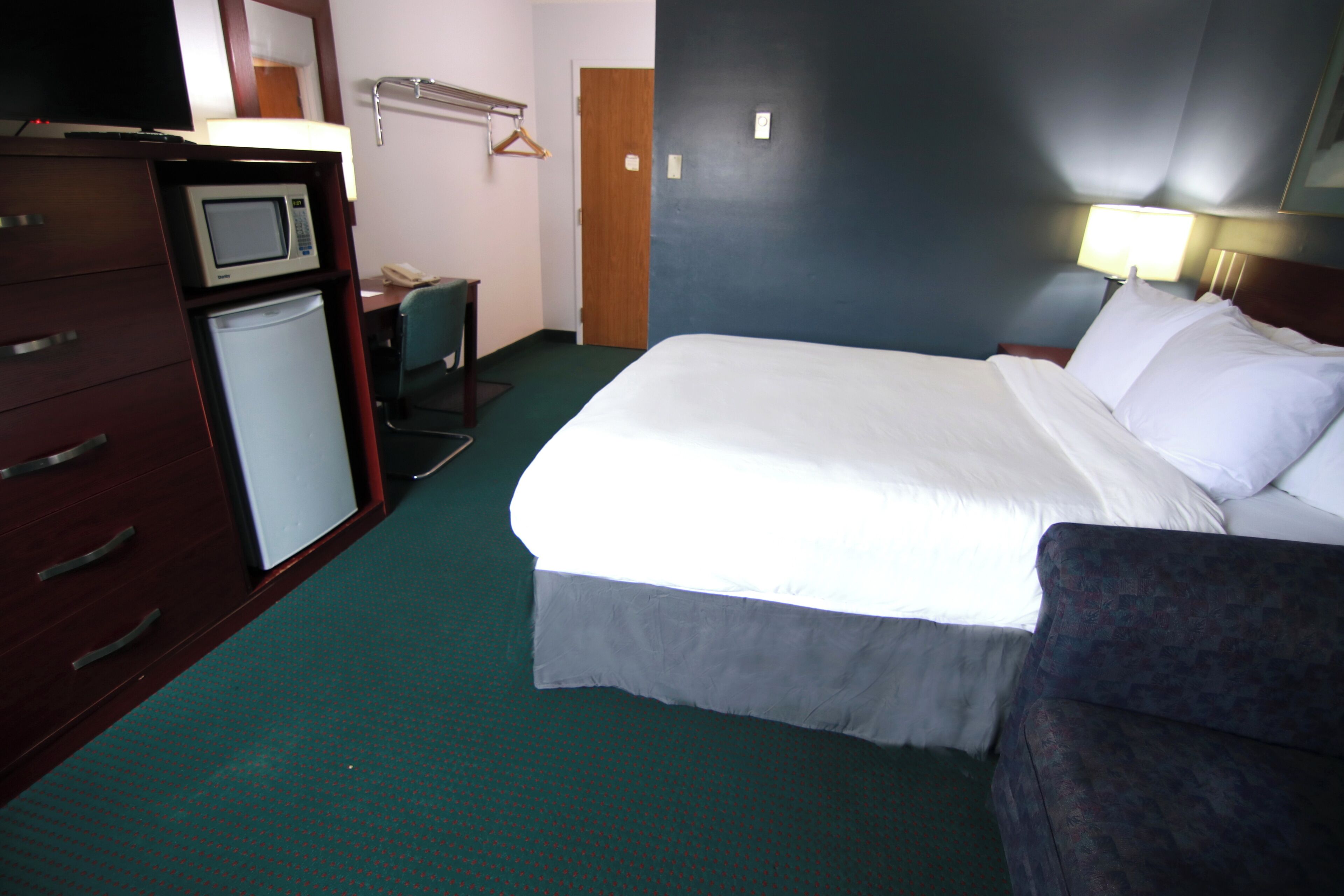Standard Room, 1 Queen Bed (Non-Smoking) | Desk, laptop workspace, iron/ironing board, cribs/infant beds
