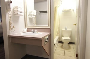 Combined shower/tub, free toiletries, hair dryer, towels
