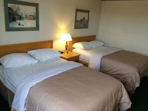 Standard Room, 2 Double Beds (Smoking) | Living area