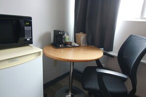 Desk, laptop workspace, iron/ironing board, cots/infant beds - Colonial Inn (Brandon)