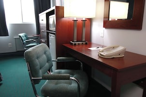 Standard Room, 1 Queen Bed (Non-Smoking) | Desk, laptop workspace, iron/ironing board, cribs/infant beds