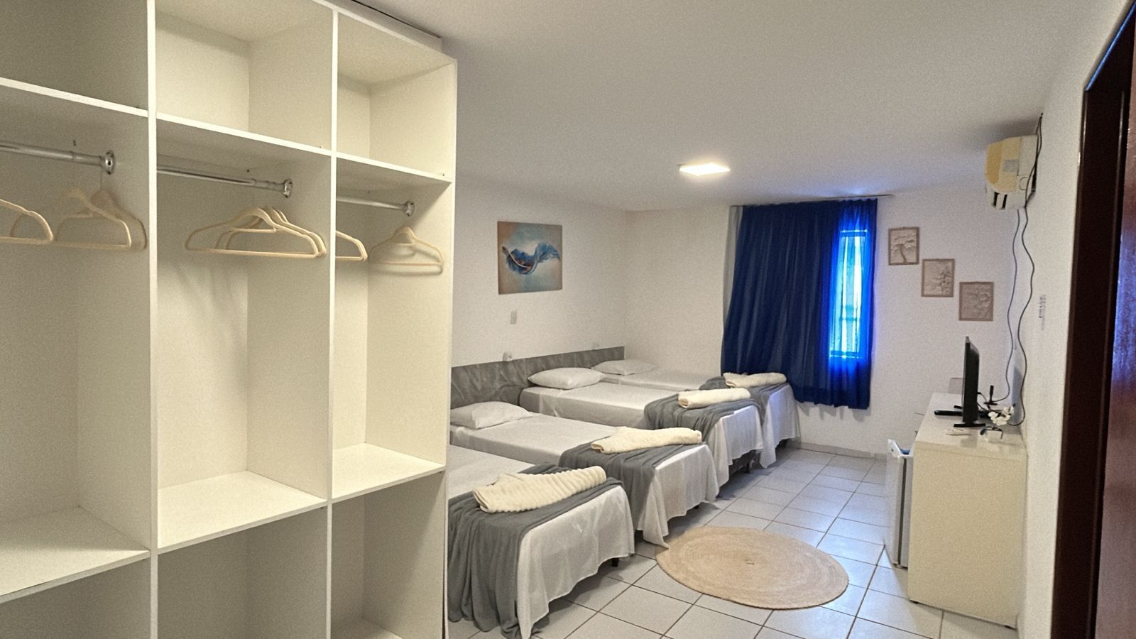 Minibar, kedap suara, tempat tidur lipat/tambahan, dan Wi-Fi gratis