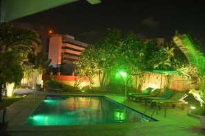 Außenpool, Liegestühle