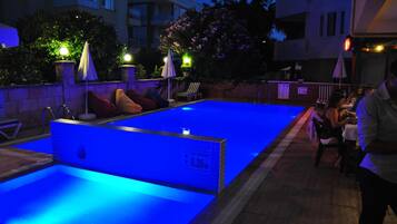 Piscina externa, guarda-sóis, espreguiçadeiras