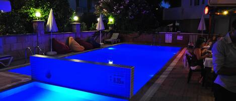 Outdoor pool, pool umbrellas, sun loungers