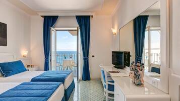 Premium kamer, gedeeltelijk uitzicht op zee | Een minibar, een kluis op de kamer, verduisterende gordijnen