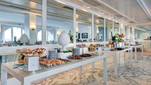 Un buffet proposant une variété de plats et doté d’un sol en marbre.