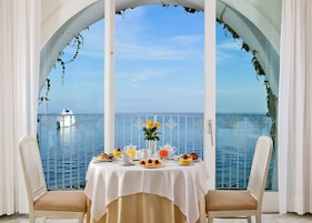 3 restaurants, lunch, dinner served; local cuisine