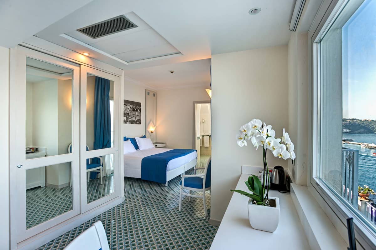 large deluxe sea view | 1 bedroom, minibar, in-room safe, blackout curtains