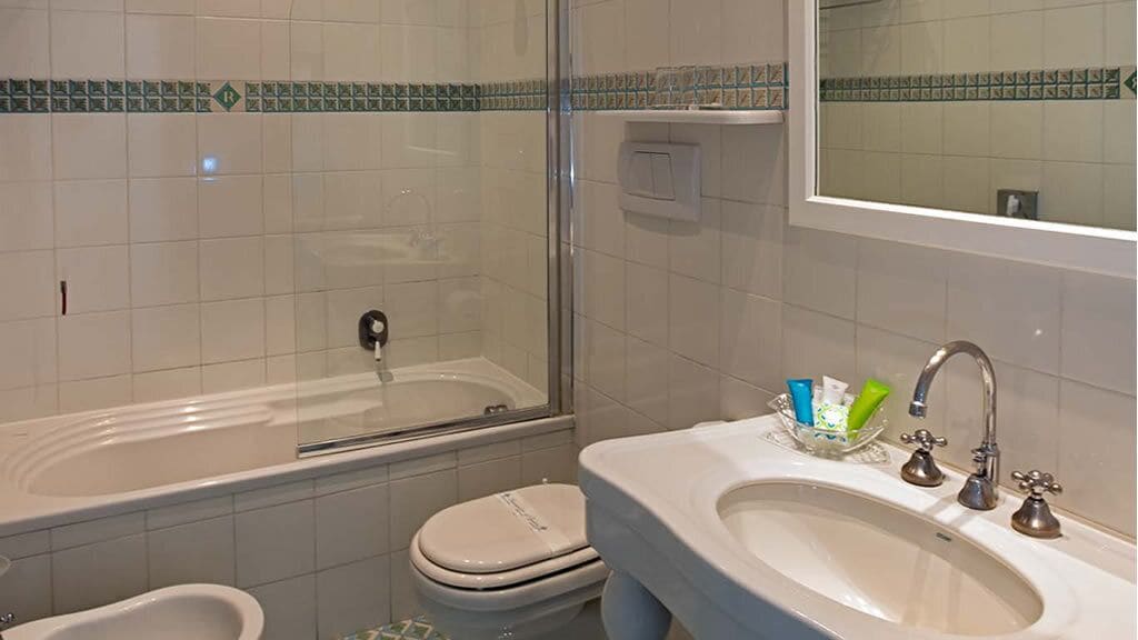 Kylpyhuone, jossa on kylpyamme, wc ja pesuallas.