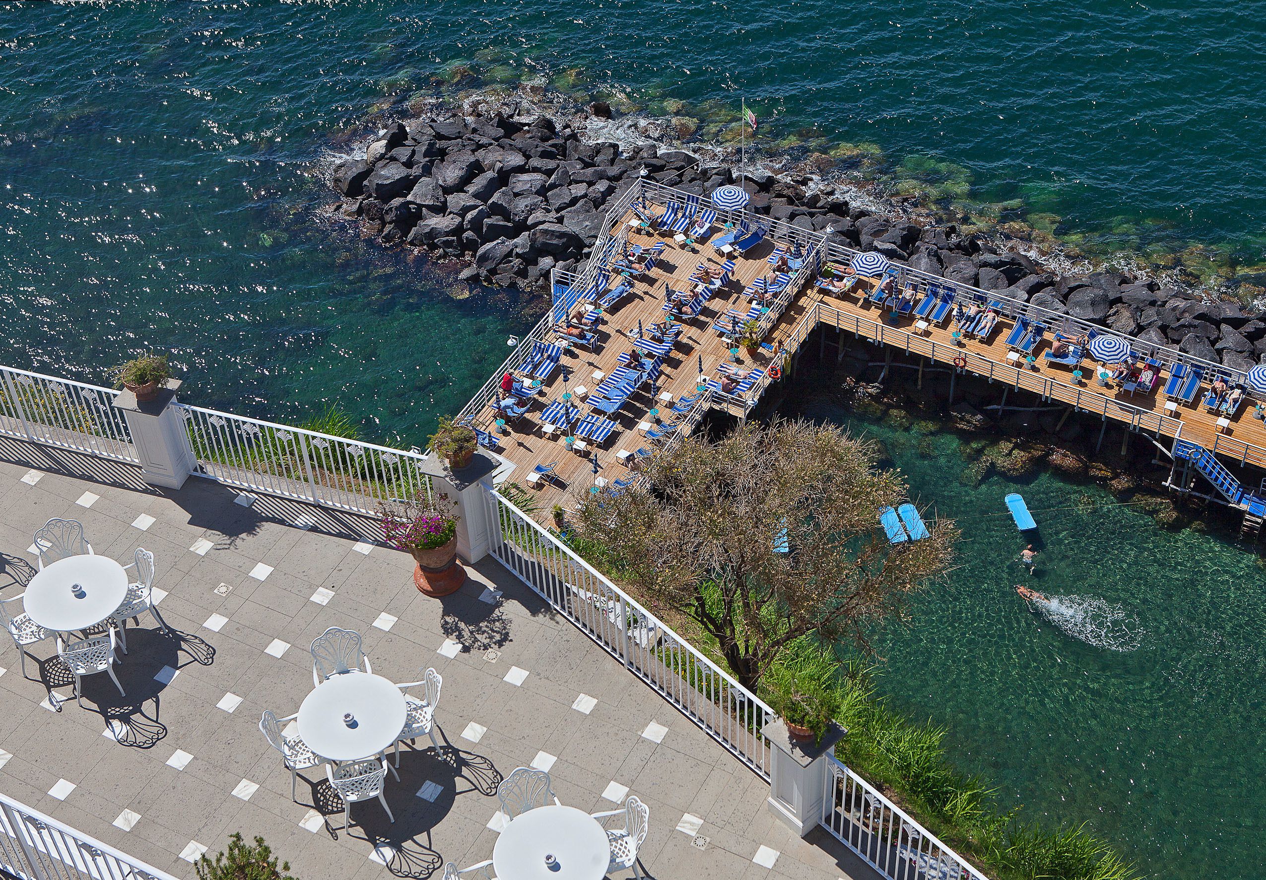 Une terrasse avec des places assises extérieures et une vue sur la mer.