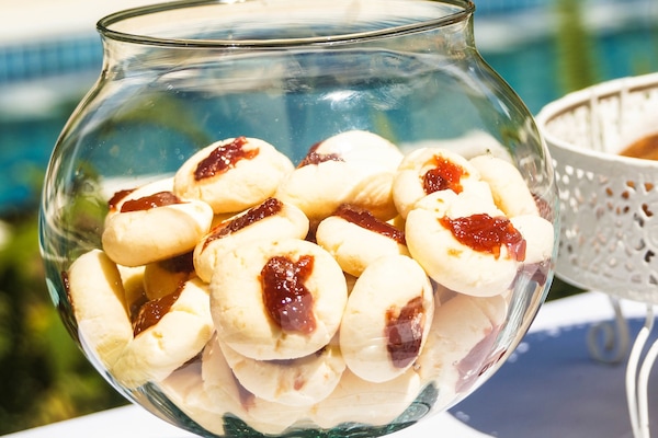 Una piscina al aire libre, sombrillas, sillones reclinables de piscina