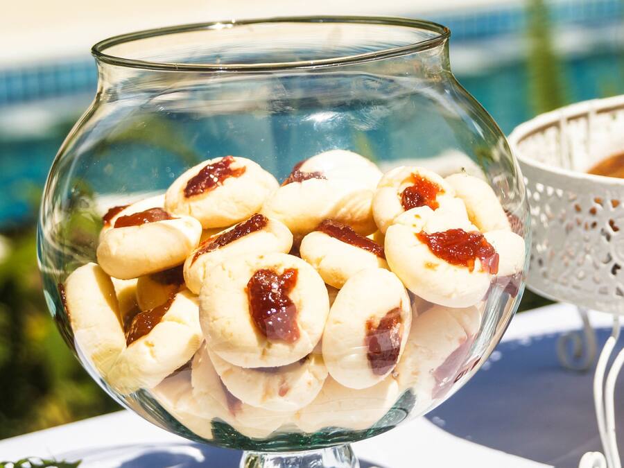 Utomhuspool, parasoller och solstolar