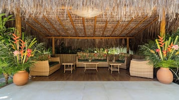 Una piscina al aire libre, sombrillas, sillones reclinables de piscina