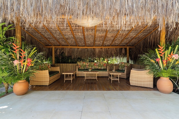 Piscina externa, guarda-sóis, espreguiçadeiras