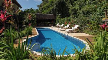 Piscina all'aperto, ombrelloni da piscina, lettini