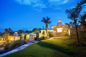 Fachada da propriedade à noite