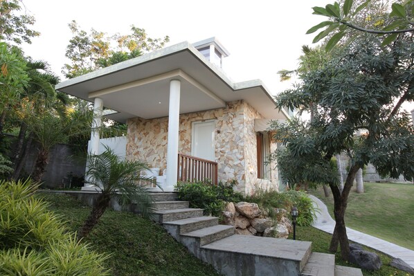 Quarto, 1 quarto, vista para o jardim | 3 quartos, roupas de cama premium, frigobar, cofres nos quartos