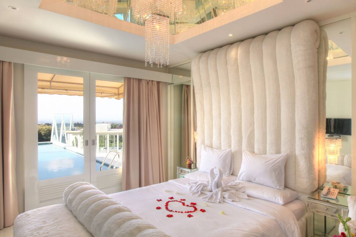 Villa, 3 Bedrooms, Private Pool | Peralatan tempat tidur premium, bar mini, peti besi dalam bilik, meja 