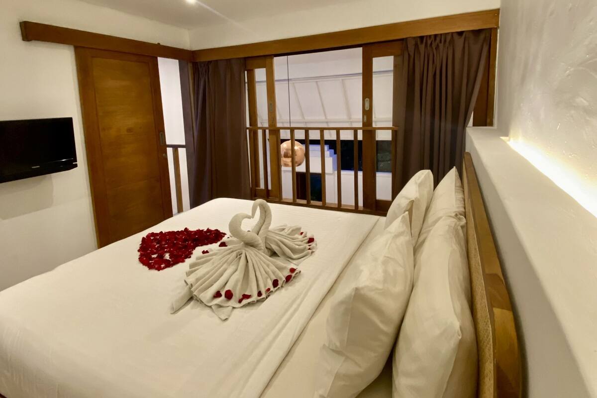 New Duplex Villa, 1 Bedroom, Private Pool | Peralatan tempat tidur premium, bar mini, peti besi dalam bilik, meja 