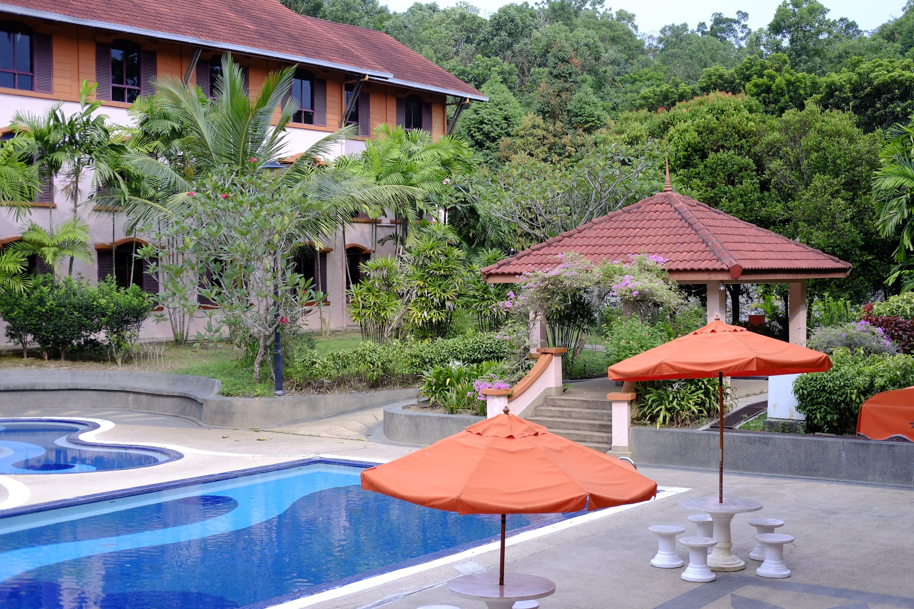 Una piscina al aire libre