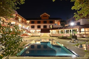 Outdoor pool, pool umbrellas, sun loungers - Hotel Seri Malaysia Melaka (Malacca City)