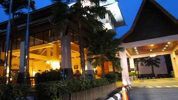 住宿正面 (夜晚)