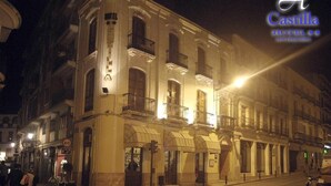 A historic building with a sign indicating it is a hotel. - Hotel Castilla (Antequera)