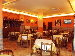 Breakfast, lunch, dinner served; Spanish cuisine  - Hotel Castilla (Antequera)