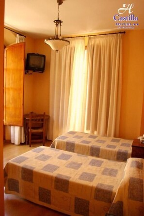 تجهيزات عازلة للصوت ومكواة/لوح كي وأسرّة أطفال/رضّع (مجانًا)