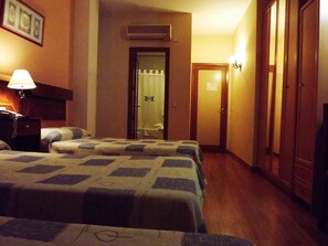 Dreibettzimmer | Schallisolierte Zimmer, Bügeleisen/Bügelbrett, kostenlose Babybetten