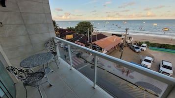 Quarto casal luxo, banheira de imersão, vista para o mar | Roupa de cama