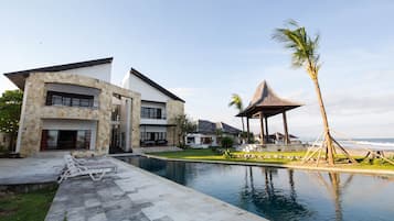 2 kolam renang outdoor