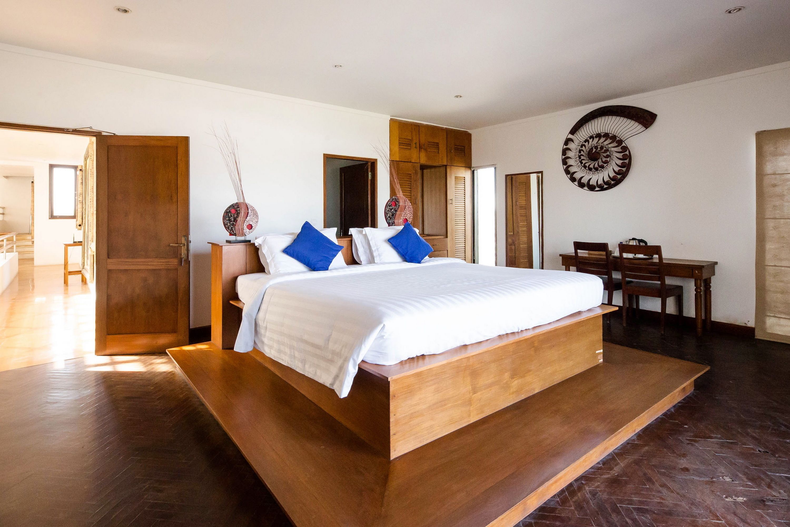 Suite, uitzicht op zee | Een minibar, een kluis op de kamer, een bureau