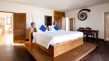 Suite, pemandangan laut | Minibar, brankas, meja kerja, dan setrika/meja setrika