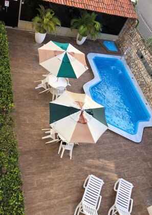 Outdoor pool, pool loungers - Hotel Des Basques (Maceió)