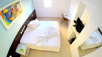 Quarto solteiro | Frigobar, escrivaninha, quartos à prova de som, berços grátis