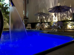 A swimming pool with lounge chairs and umbrellas. - Hotel Des Basques (Maceió)